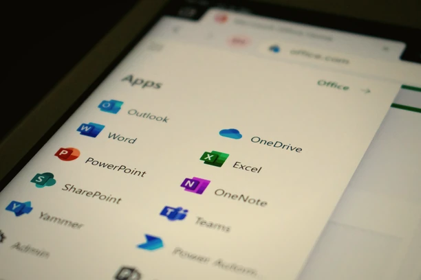 Laptopscherm met het app-overzicht van Microsoft 365