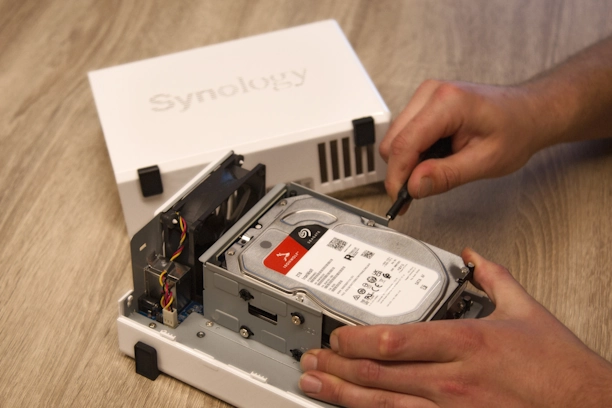 Harde schijf wordt in een Synology NAS geplaatst